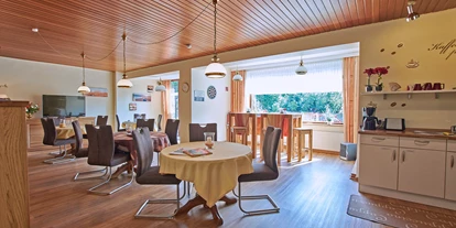 Monteurwohnung - Kaffeemaschine - Schleswig-Holstein - Aufenthaltsraum mit Terrassenzugang - Wohnappartement Wedel