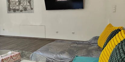 Monteurwohnung - Kühlschrank - Burgenland - 1 Fernseher Wohnzimmer - Ferienwohnung Dorfleben, nahe Jennersdorf
