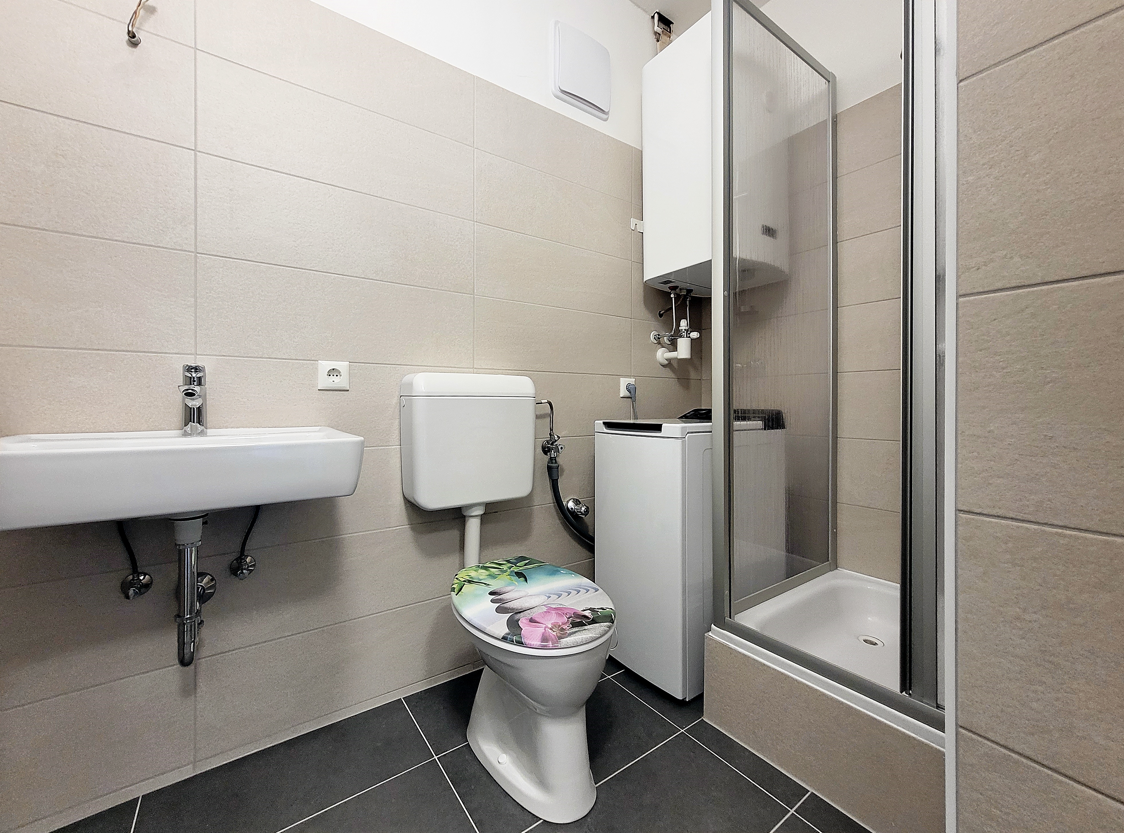 Monteurzimmer: ++ 60 BETTEN ++ Wohnungen + Haus mit Parkplatz, WLAN, Küche, uvm.