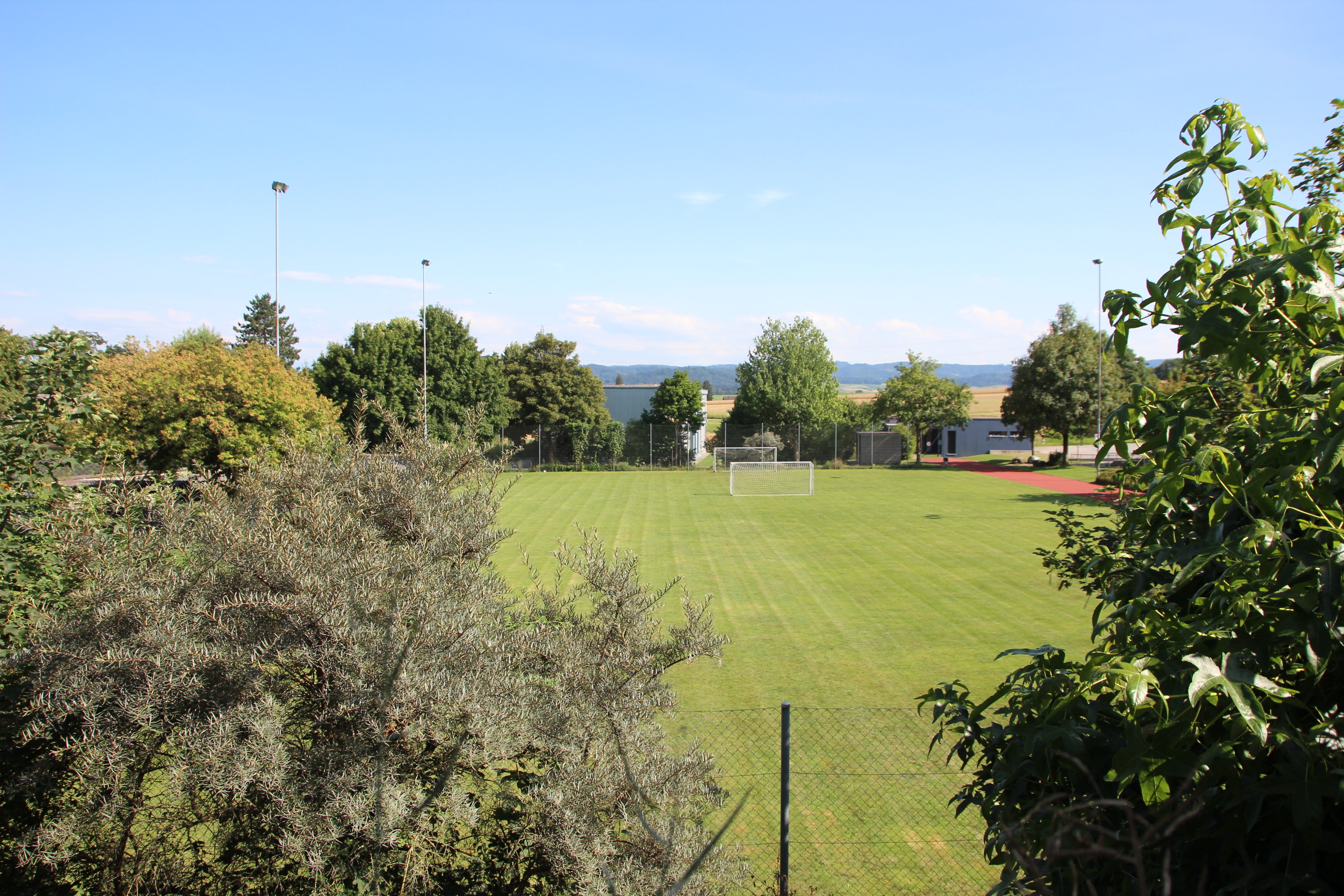 Monteurwohnung - Kühlschrank - Schweiz - Zimmer und Balkon mit Sicht auf die Jungfrauregion - 1 Zimmer in Fraubrunnen (BE)
