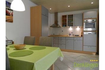 Monteurzimmer: Küchenzeile mit Essbereich - Ferienwohnung Denklingen