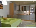 Monteurzimmer: Küchenzeile mit Essbereich - Ferienwohnung Denklingen