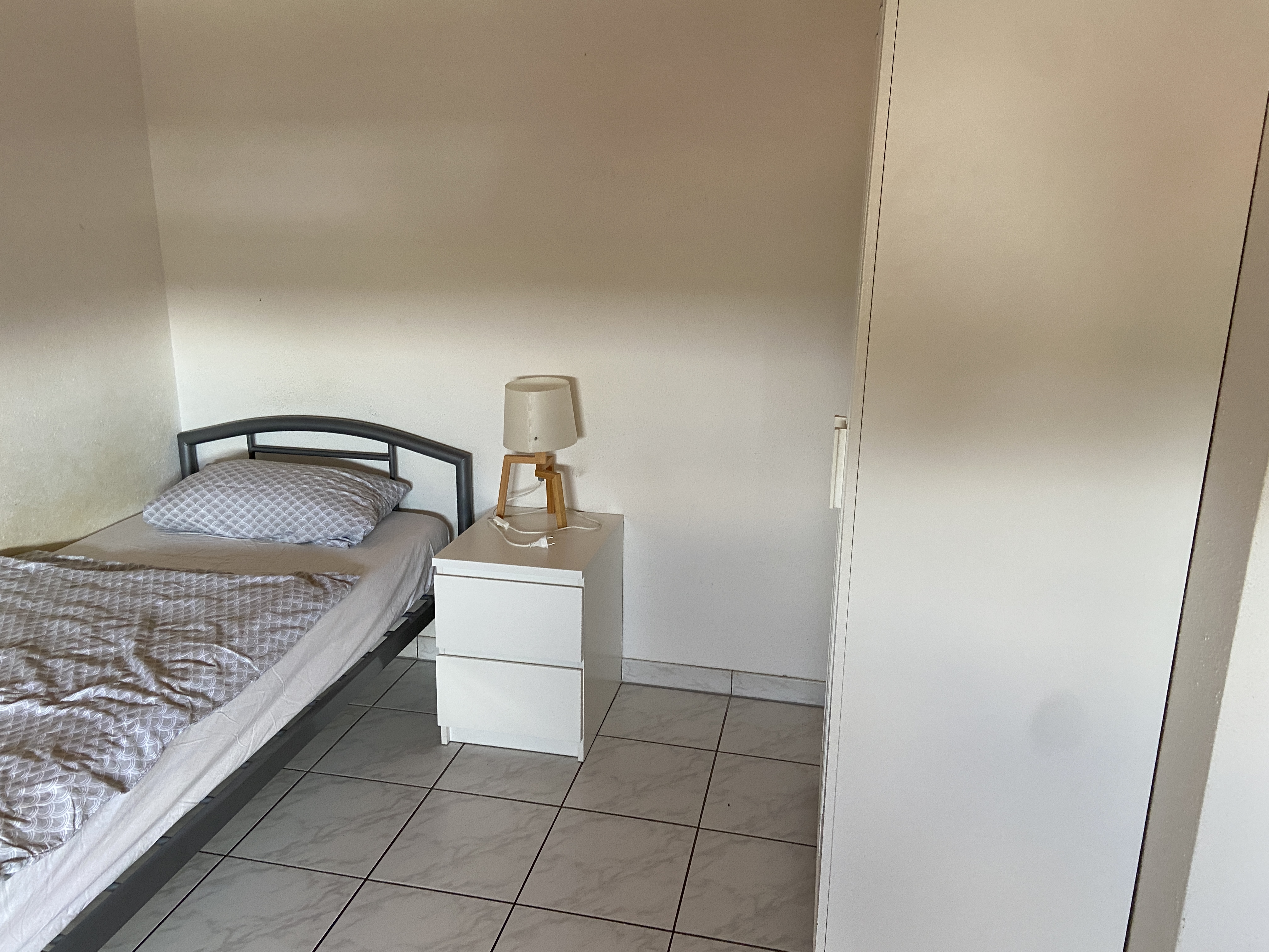 Monteurwohnung - WLAN - Die Zimmer sind ausgestattet mit Bett, Schrank, Nachttisch, Tisch, 2 Stühle, Kühlschrank, Mikrowelle oder Kochplatte.
Im Untergeschoss ist eine kleine Küche mit einem kleinen Grill/Backofen, Spülbecken, und Waschraum mit Waschmaschine und Trockner. Hier entsteht eine Nutzungsgebühr von € 3,- pro Nutzung, Nichtraucher, auf dem Hof besteht die Möglichkeit zu rauchen im angegebenen Bereich. Bad mit Wanne und Dusche, Toilette und Bidet wird gemeinsam genutzt. 2 Extra WC sind im Haus vorhanden. Appartement verfügt zusätzlich über eine kleine Küche mit Spüle und 2 Plattenkochfeld, eigenes Bad und WC, das große Appartement über eine Küchenzeile.
 - Arbeiter und Reisende
