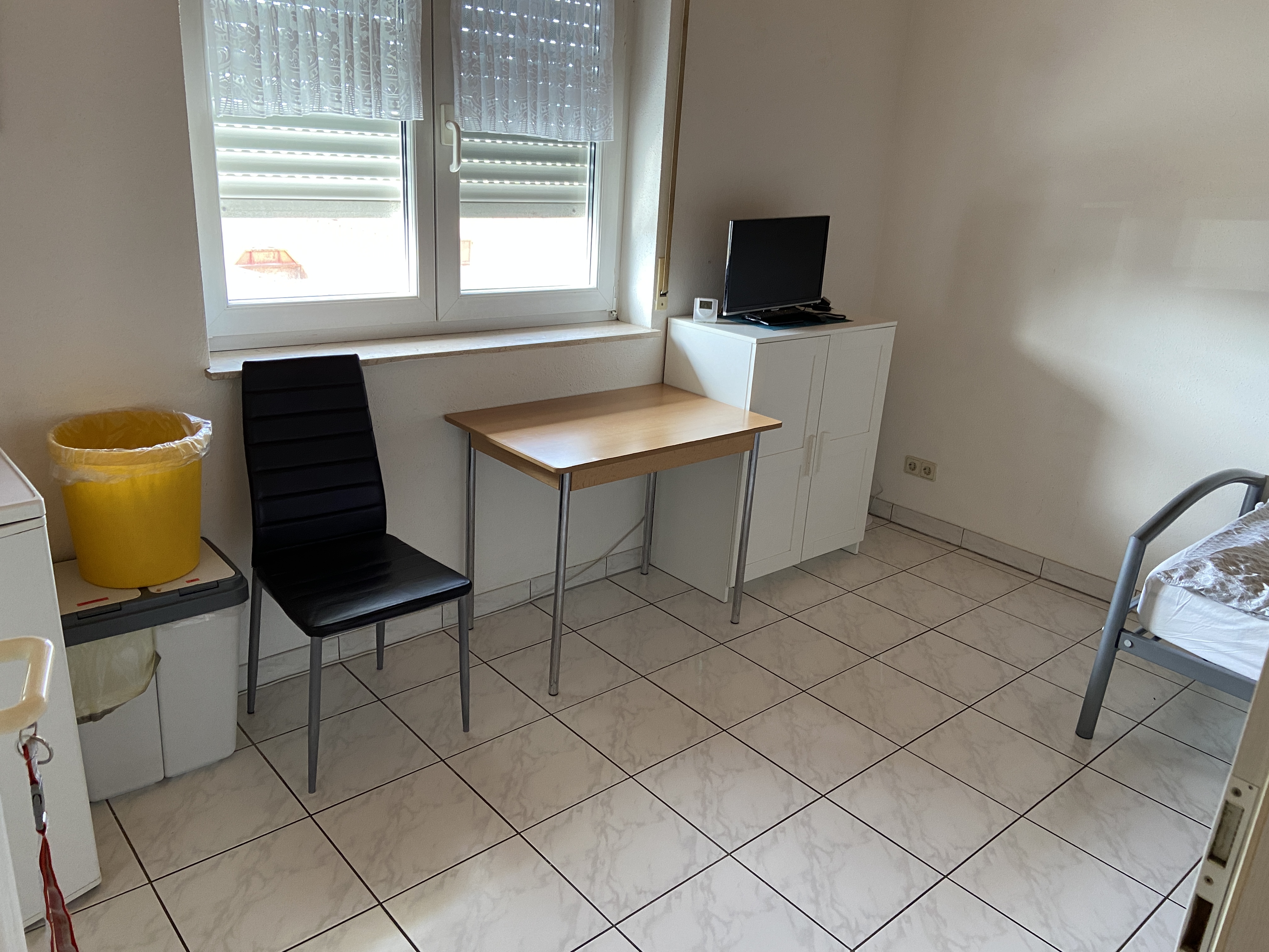 Monteurwohnung - WLAN - Die Zimmer sind ausgestattet mit Bett, Schrank, Nachttisch, Tisch, 2 Stühle, Kühlschrank, Mikrowelle oder Kochplatte.
Im Untergeschoss ist eine kleine Küche mit einem kleinen Grill/Backofen, Spülbecken, und Waschraum mit Waschmaschine und Trockner. Hier entsteht eine Nutzungsgebühr von € 3,- pro Nutzung, Nichtraucher, auf dem Hof besteht die Möglichkeit zu rauchen im angegebenen Bereich. Bad mit Wanne und Dusche, Toilette und Bidet wird gemeinsam genutzt. 2 Extra WC sind im Haus vorhanden. Appartement verfügt zusätzlich über eine kleine Küche mit Spüle und 2 Plattenkochfeld, eigenes Bad und WC, das große Appartement über eine Küchenzeile.
 - Arbeiter und Reisende