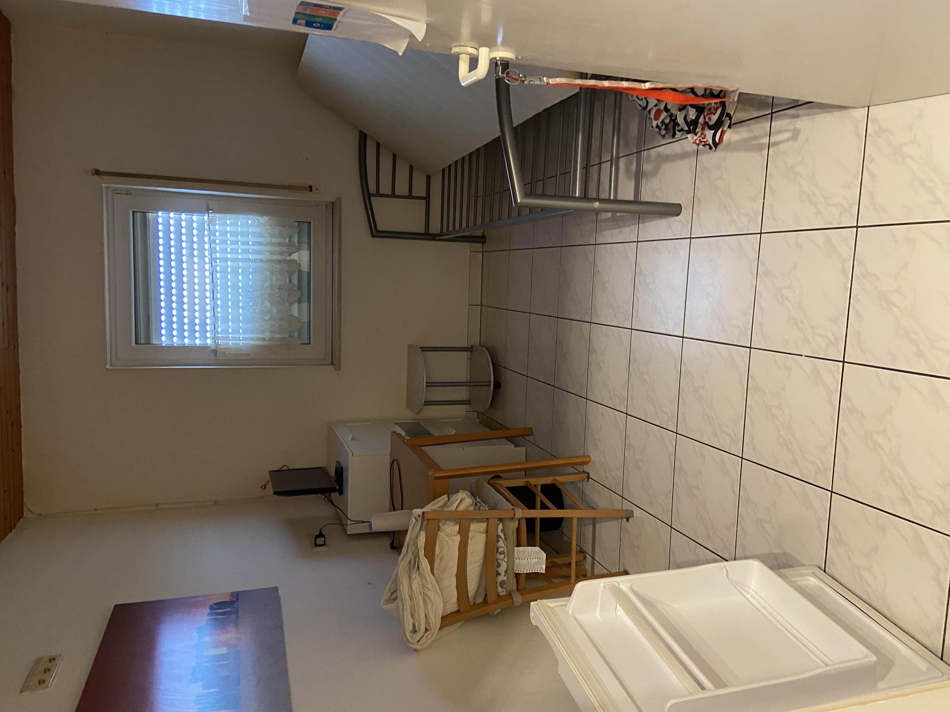 Monteurwohnung - WLAN - Die Zimmer sind ausgestattet mit Bett, Schrank, Nachttisch, Tisch, 2 Stühle, Kühlschrank, Mikrowelle oder Kochplatte.
Im Untergeschoss ist eine kleine Küche mit einem kleinen Grill/Backofen, Spülbecken, und Waschraum mit Waschmaschine und Trockner. Hier entsteht eine Nutzungsgebühr von € 3,- pro Nutzung, Nichtraucher, auf dem Hof besteht die Möglichkeit zu rauchen im angegebenen Bereich. Bad mit Wanne und Dusche, Toilette und Bidet wird gemeinsam genutzt. 2 Extra WC sind im Haus vorhanden. Appartement verfügt zusätzlich über eine kleine Küche mit Spüle und 2 Plattenkochfeld, eigenes Bad und WC, das große Appartement über eine Küchenzeile.
 - Arbeiter und Reisende