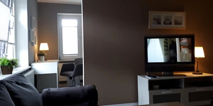 Monteurwohnung - Kaffeemaschine - Schleswig-Holstein - Wohnbereich, abgegrenzter Schlafbereich hinter der braunen Wand mit kleinem Schreibtisch - Privates Gästezimmer / Monteurzimmer mit Bad
