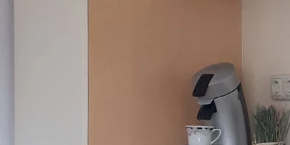Monteurwohnung - Kaffeemaschine - Schleswig-Holstein - Küchenzeile mit Spüle, Herd und Backofen - Privates Gästezimmer / Monteurzimmer mit Bad