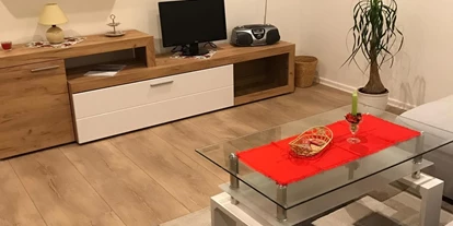 Monteurwohnung - Bettwäsche: Bettwäsche gegen Gebühr - Deutschland - Wohnzimmer mit TV WHG 2 - Klein aber Fein