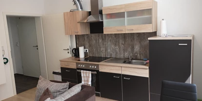 Monteurwohnung - Bettwäsche: Bettwäsche gegen Gebühr - Deutschland - Wohnzimmer mit Küche WHG 1 - Klein aber Fein