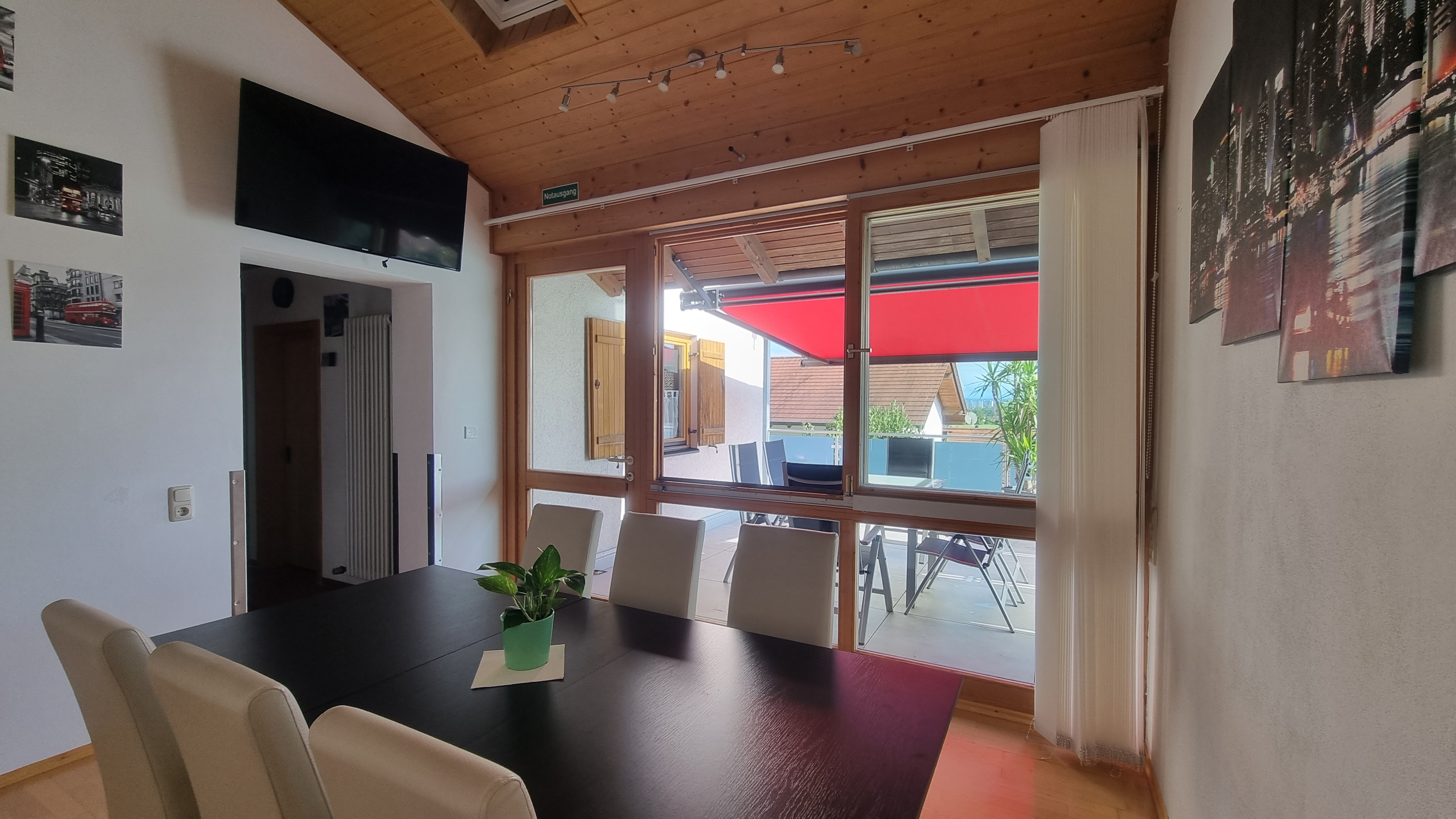 Monteurzimmer: Eßbereich im EG incl. TV - Haus Alpenblick in 84359 Simbach am Inn