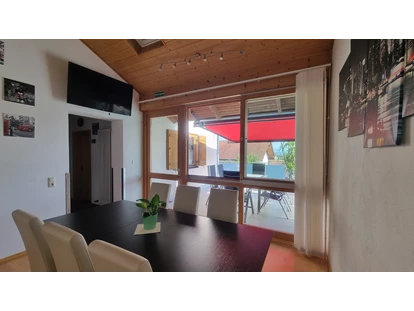 Monteurwohnung - Burghausen (Landkreis Altötting) - Eßbereich im EG incl. TV - Haus Alpenblick in 84359 Simbach am Inn