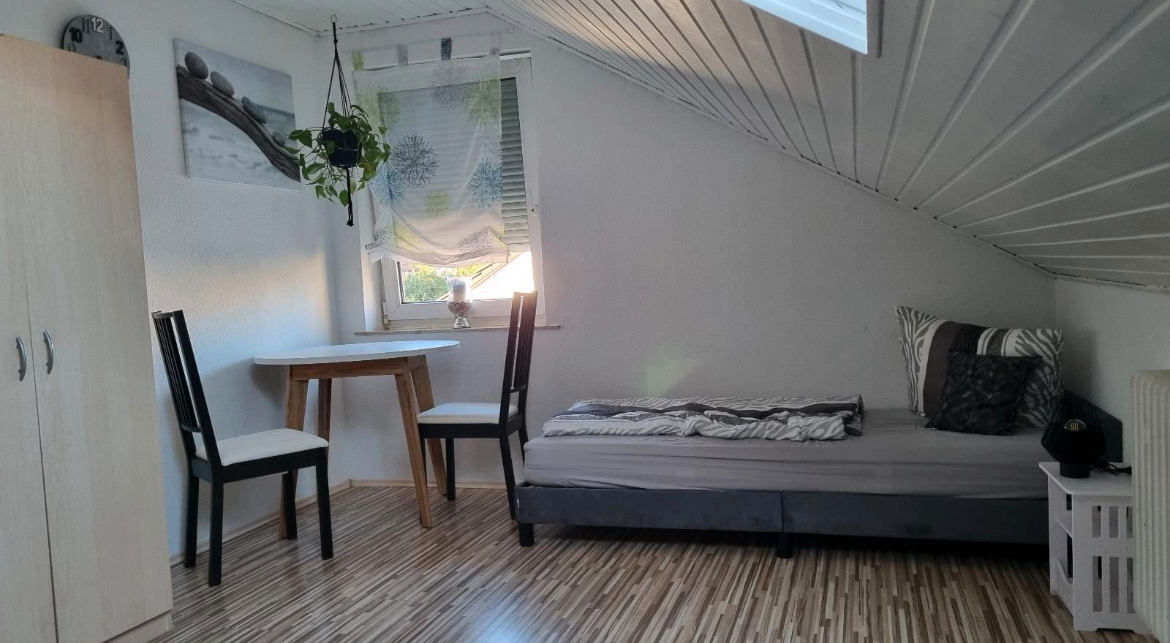 Monteurzimmer: Zimmer 3 

Bestehend aus zwei Einzelbetten, kann auch als Doppelbett zusammen gestellt werden. - Monteurzimmer Melcher