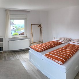 Monteurzimmer: großes Schlafzimmer 1 OG - ★ Ferienhaus mit Netflix/Balkon/Terrasse/Garten ★