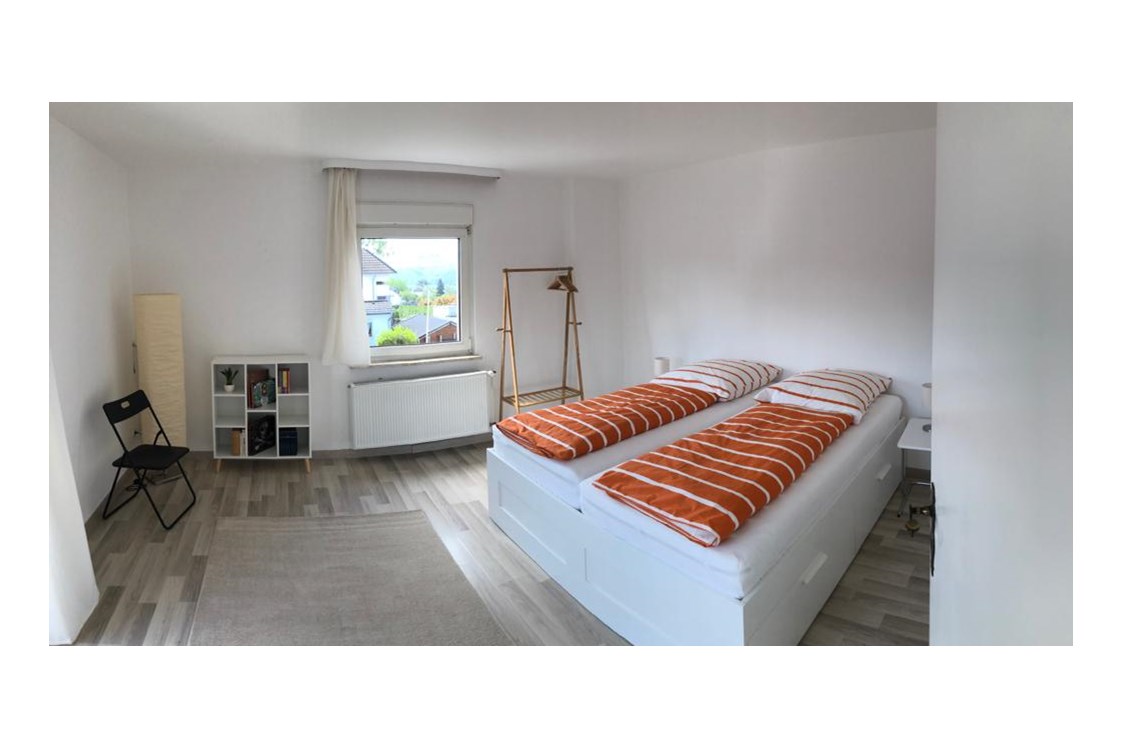 Monteurzimmer: großes Schlafzimmer 1 OG - ★ Ferienhaus mit Netflix/Balkon/Terrasse/Garten ★