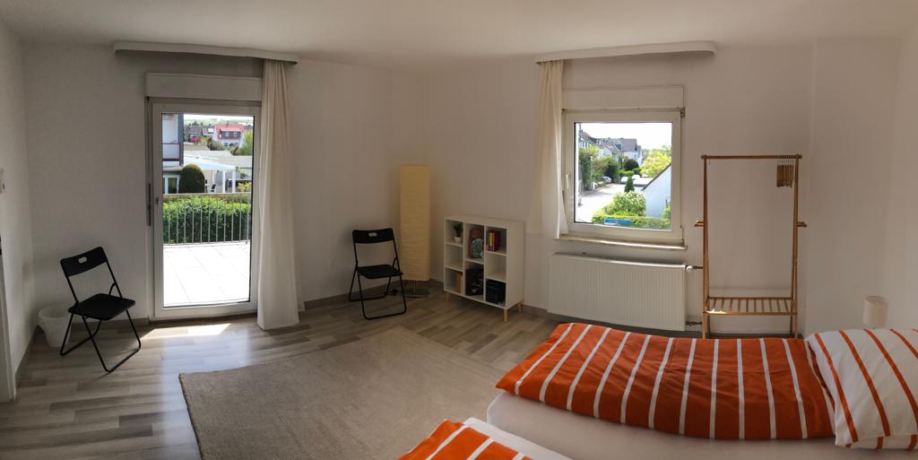 Monteurzimmer: großes Schlafzimmer 1. OG - ★ Ferienhaus mit Netflix/Balkon/Terrasse/Garten ★