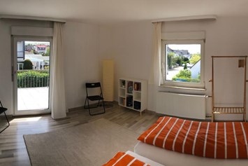 Monteurzimmer: großes Schlafzimmer 1. OG - ★ Ferienhaus mit Netflix/Balkon/Terrasse/Garten ★