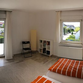 Monteurzimmer: großes Schlafzimmer 1. OG - ★ Ferienhaus mit Netflix/Balkon/Terrasse/Garten ★