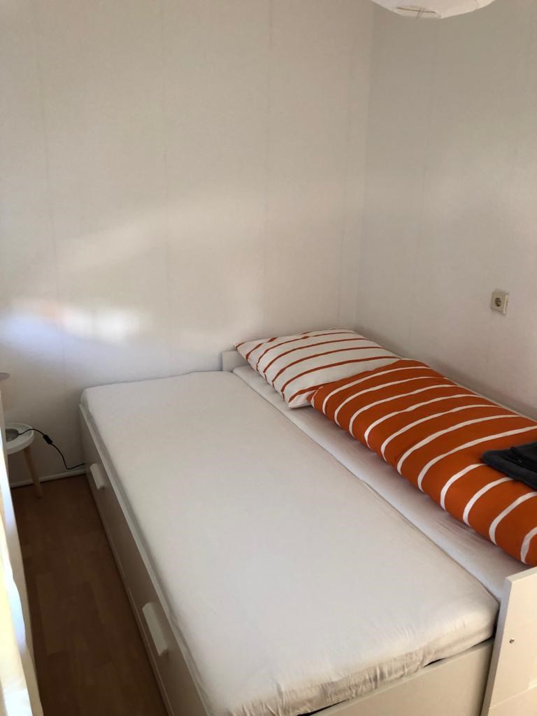 Monteurzimmer: kleines Schlafzimmer EG - ★ Ferienhaus mit Netflix/Balkon/Terrasse/Garten ★