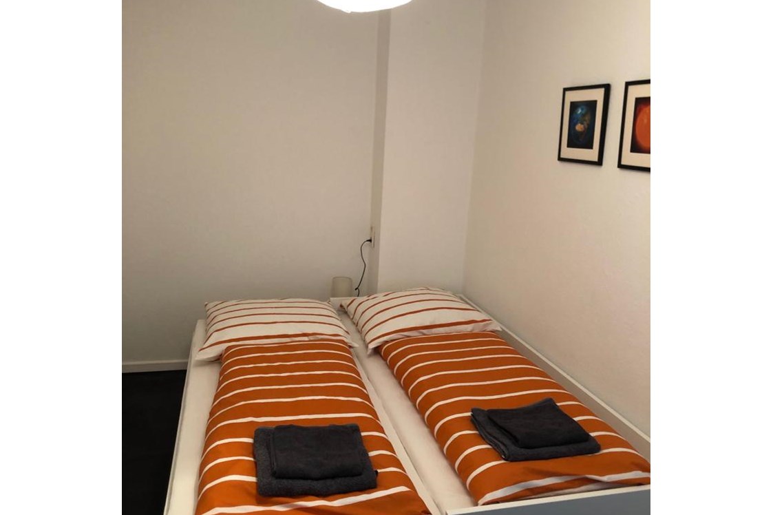 Monteurzimmer: kleines Schlafzimmer 1. OG - ★ Ferienhaus mit Netflix/Balkon/Terrasse/Garten ★