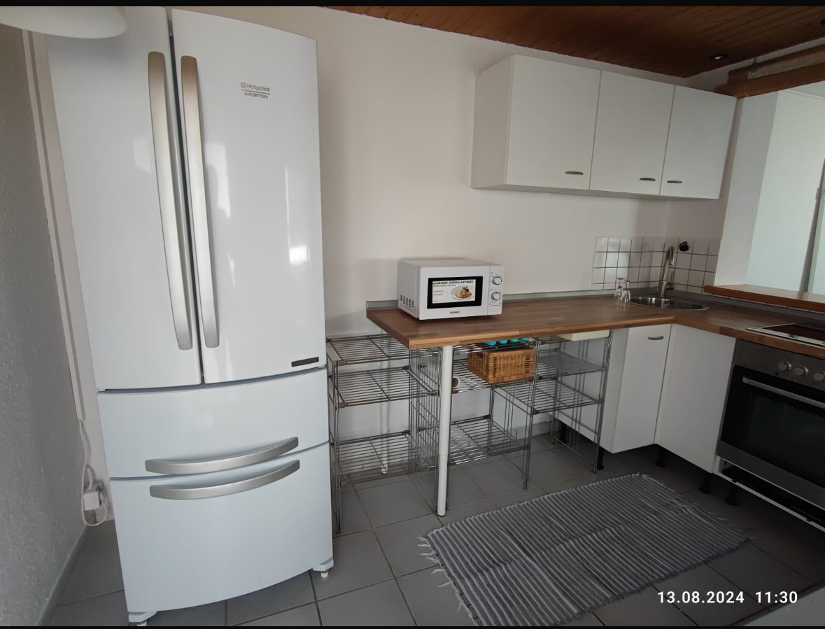 Monteurzimmer: Küche mit großem FrenchDoor Kühlschrank  - Schleusenapartment 