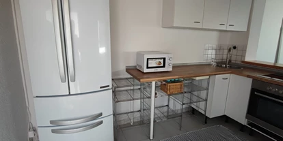 Monteurwohnung - Kleinostheim - Küche mit großem FrenchDoor Kühlschrank  - Schleusenapartment