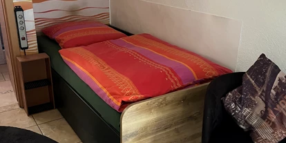 Monteurwohnung - Haßmersheim - Bett und Sitzgelegenheit  - Ferienwohnung Groß
