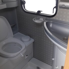 Monteurzimmer: Badezimmer mit WC - Mietwohnwagen