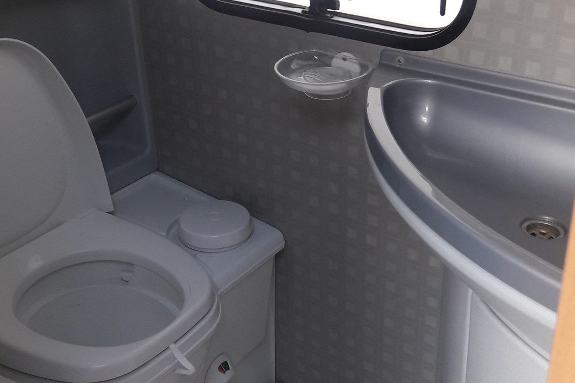 Monteurzimmer: Badezimmer mit WC - Mietwohnwagen