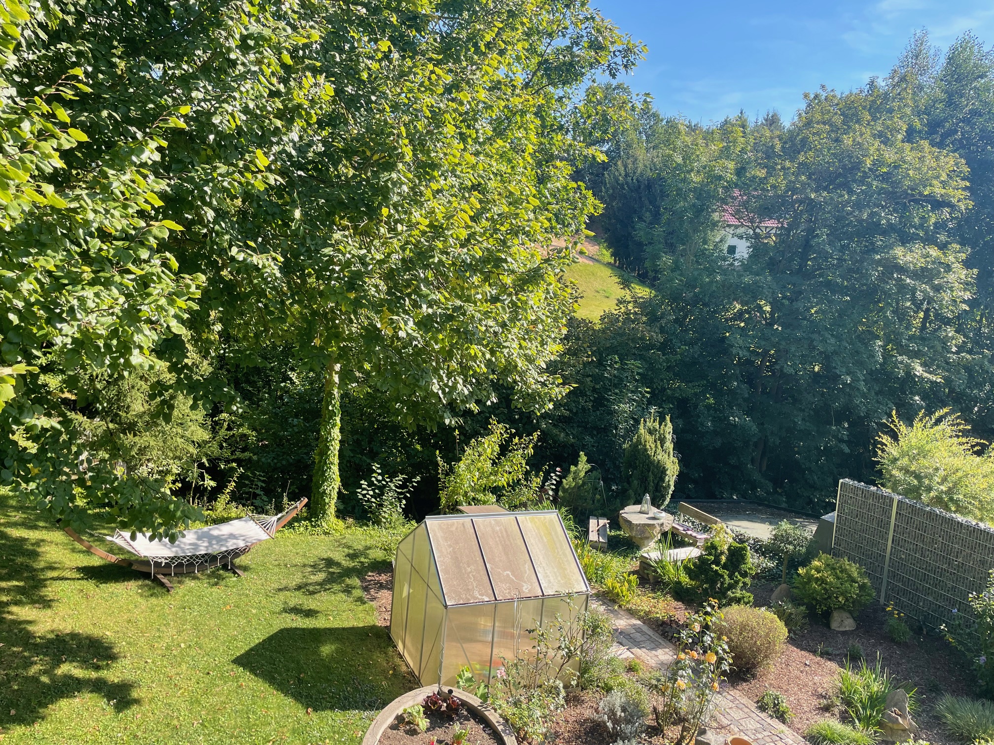 Monteurwohnung - Zimmertyp: Doppelzimmer - Thüringen - Blick in den Garten vom Balkon aus - Ferienwohnung Gaßmann