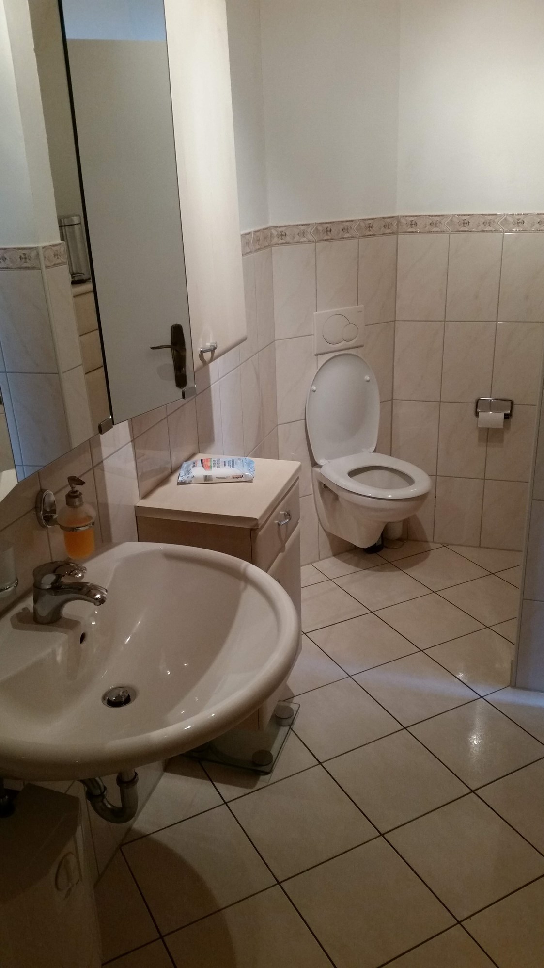 Monteurzimmer: Badezimmer...Waschbecken und WC. - Ferienwohnung-Bullendorf