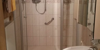 Monteurwohnung - Hund erlaubt - Flusslandschaft Elbe - Badezimmer...ebenerdige große Dusche. - Ferienwohnung-Bullendorf