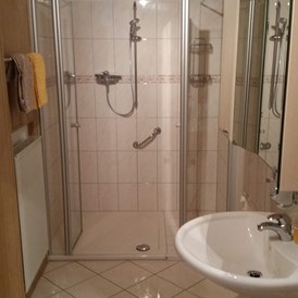 Monteurzimmer: Badezimmer...ebenerdige große Dusche. - Ferienwohnung-Bullendorf
