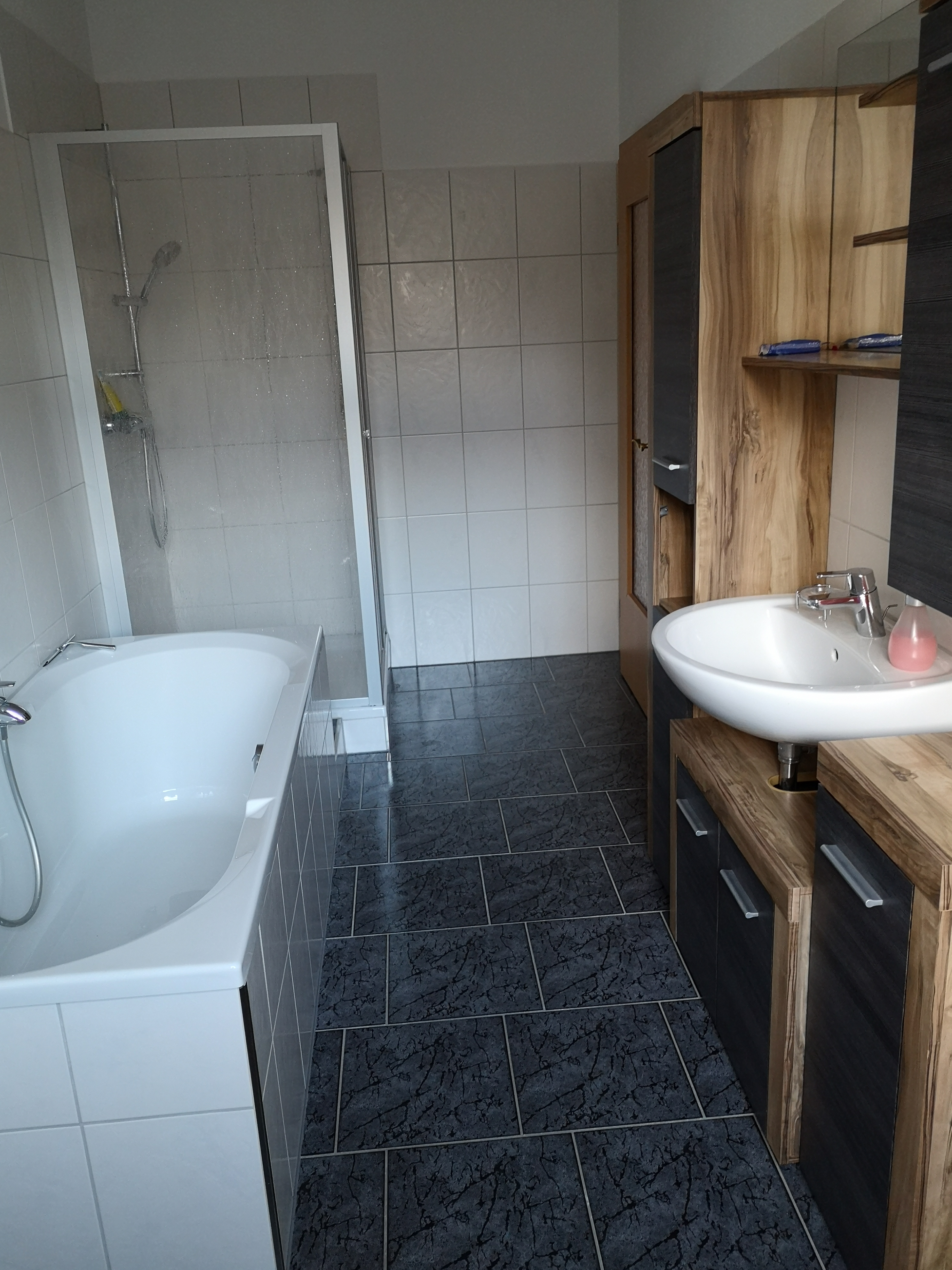 Monteurwohnung - Kaffeemaschine - Vogtland - Bad mit Dusche und Wanne, Handtücher nach Bedarf vorhanden - Vogtland/Sachsen