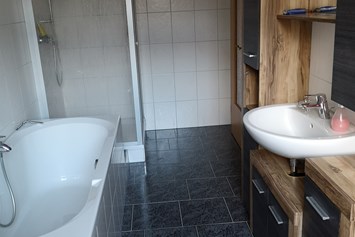 Monteurzimmer: Bad mit Dusche und Wanne, Handtücher nach Bedarf vorhanden - Vogtland/Sachsen