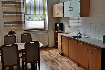 Monteurzimmer: Küche mit Geschirr, Backofen, Spüle, Kühlschrank, Kaffeemaschine, etc.  - Oelsnitz Vogtland 