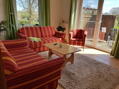 Monteurwohnung - Kaffeemaschine - Schleswig-Holstein - Wohnzimmer mit zwei Schlafsofas - Ferienhaus Ahlers