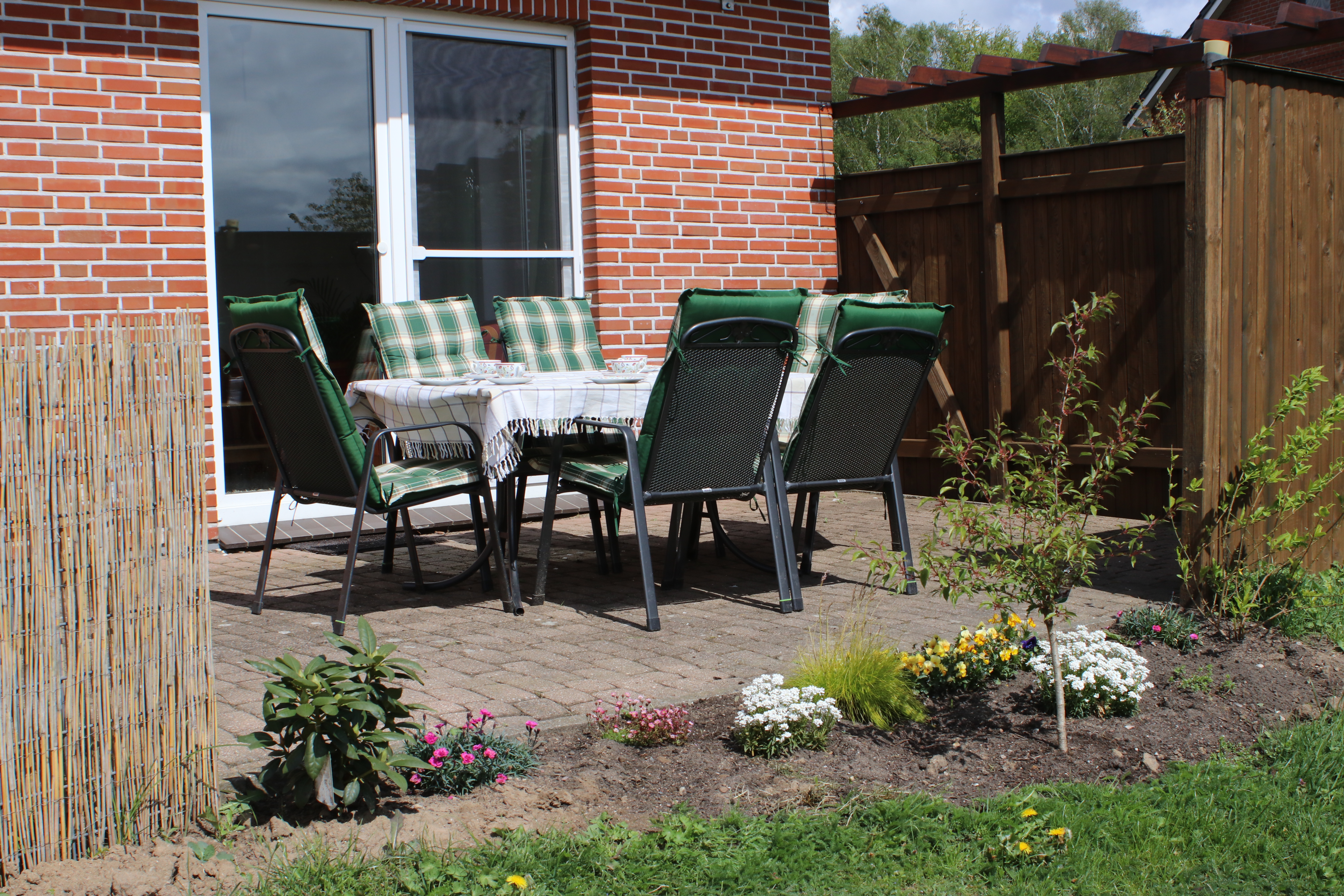 Monteurwohnung - TV - Lübeck - Terrasse mit Blick in die Felder - Ferienhaus Ahlers