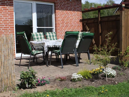 Monteurwohnung - Kaffeemaschine - Schleswig-Holstein - Terrasse mit Blick in die Felder - Ferienhaus Ahlers