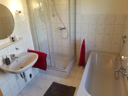 Monteurwohnung - Kaffeemaschine - Schleswig-Holstein - Bad mit Wanne und Dusche - Ferienhaus Ahlers
