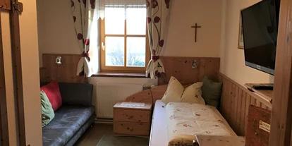 Monteurwohnung - Parkplatz: eigener Parkplatz vorhanden - Österreich - Einbettzimmer.
Couch als Zusatzbett ist möglich - Strassbauernhof