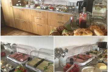 Monteurzimmer: Frühstücksbuffet mit vielen hausgemachten, Bauernhofköstlichkeiten - Strassbauernhof