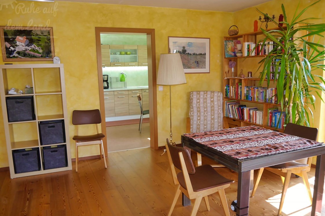Monteurzimmer: Wohn- / Schlafzimmer, Blick in die Küche - Ruhe auf dem Land