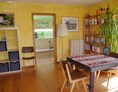 Monteurzimmer: Wohn- / Schlafzimmer, Blick in die Küche - Ruhe auf dem Land