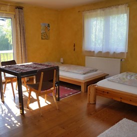 Monteurzimmer: Wohn- / Schlafzimmer, Einzelbett und Doppelbett 140 cm - Ruhe auf dem Land