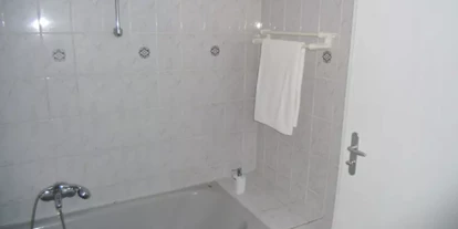 Monteurwohnung - PLZ 63538 (Deutschland) - Tageslichtbad mit Badewanne - Fisherman's Lodge - Gute Anbindung nach Frankfurt
