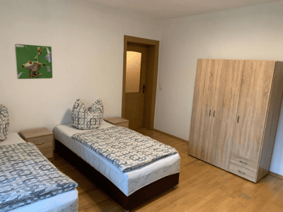 Monteurwohnung - Küche: Gemeinschaftsküche - Brandenburg Süd - Zimmervermietung Hoyerswerda - Zimmer Ansicht mit Schrank - Zimmervermietung Hoyerswerda