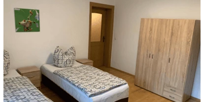 Monteurwohnung - TV - Oberlausitz - Zimmervermietung Hoyerswerda - Zimmer Ansicht mit Schrank - Zimmervermietung Hoyerswerda