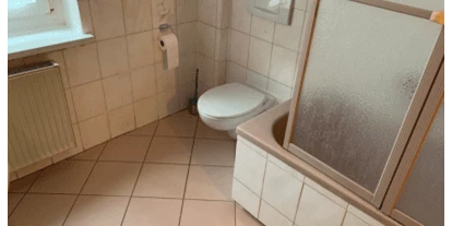 Monteurwohnung - TV - Oberlausitz - Zimmervermietung Hoyerswerda - Bad Ansicht mit WC und Badewanne sowie Dusche - Zimmervermietung Hoyerswerda