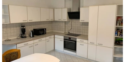 Monteurwohnung - TV - Oberlausitz - Zimmervermietung Hoyerswerda - Küche Ansicht mit Einbauküche, Herd, Mikrowelle - Zimmervermietung Hoyerswerda