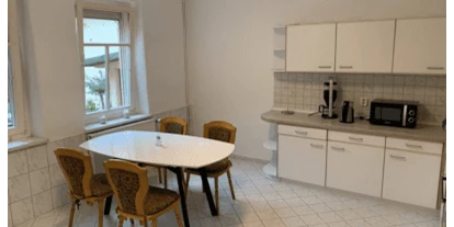 Monteurwohnung - TV - Oberlausitz - Zimmervermietung Hoyerswerda - Küche Ansicht mit Einbauküche, Esstisch - Zimmervermietung Hoyerswerda